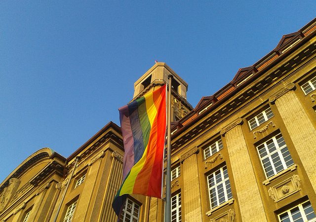 Regenbogenflagge vor dem Rathaus