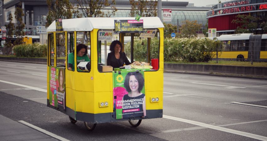 Bettina Jarasch mit der Tram Berta